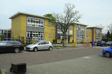 900937 Gezicht op de basisschool De Kleine Vliegenier (C. van Maasdijkstraat 33) te Utrecht.
